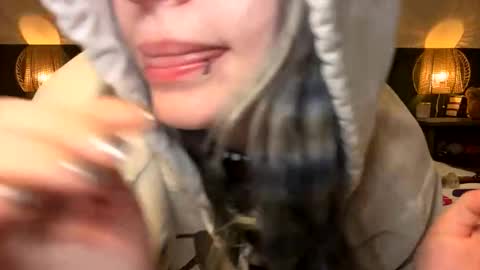 Ellie  online show from April 10, 2026, 4:28 am