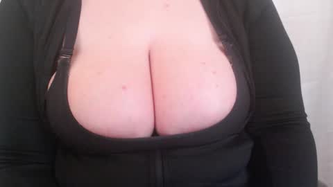 bigbittiesandfun online show from February 4, 2025, 9:10 pm