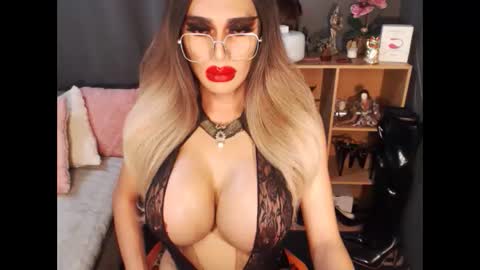 Snapshot of bigbomblhoraine chatting on September 30, 2025, 2:16 am Loraine Cruz online show from September 30, 2025, 2:16 am