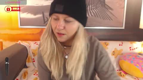 Snapshot of bigboobsarri chatting on January 14, 2025, 12:33 am BigBoobsArri online show from January 14, 2025, 12:33 am