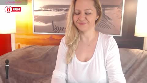 Snapshot of bigboobsarri chatting on January 22, 2025, 8:51 am BigBoobsArri online show from January 22, 2025, 8:51 am