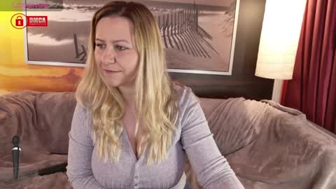 Snapshot of bigboobsarri chatting on March 5, 2025, 7:05 am BigBoobsArri online show from March 5, 2025, 7:05 am