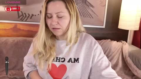 Snapshot of bigboobsarri chatting on March 6, 2025, 9:36 am BigBoobsArri online show from March 6, 2025, 9:36 am