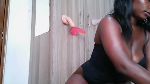 Snapshot of bigbooty_dimples chatting on February 3, 2026, 11:32 pm Vee online show from February 3, 2026, 11:32 pm