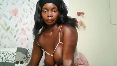 Snapshot of bigbooty_dimples chatting on February 8, 2026, 11:19 pm Vee online show from February 8, 2026, 11:19 pm