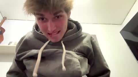 Snapshot of bigskinnyboyshh chatting on December 24, 2024, 3:38 am bigskinnyboyshh online show from December 24, 2024, 3:38 am