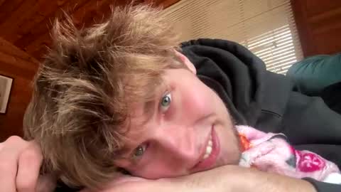 Snapshot of bigskinnyboyshh chatting on November 9, 2025, 8:18 pm bigskinnyboyshh online show from November 9, 2025, 8:18 pm