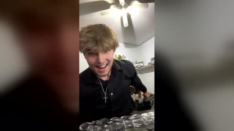 Snapshot of bigskinnyboyshh chatting on December 13, 2025, 9:42 pm bigskinnyboyshh online show from December 13, 2025, 9:42 pm