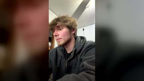 Snapshot of bigskinnyboyshh chatting on December 18, 2025, 11:44 pm bigskinnyboyshh online show from December 18, 2025, 11:44 pm