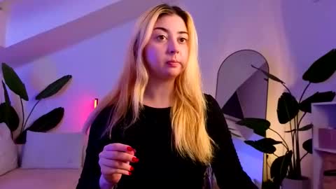 Eve and Hannah online show from November 12, 2025, 7:03 pm