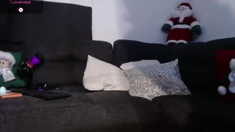 Snapshot of bizarrelovetriangle chatting on December 21, 2024, 4:19 am Jenn online show from December 21, 2024, 4:19 am