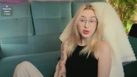 Julia online show from September 9, 2025, 2:33 am