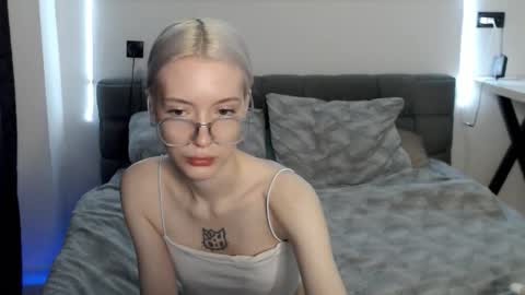 Julia online show from October 26, 2025, 2:56 pm