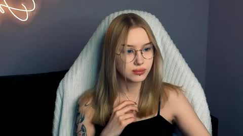 Julia online show from April 12, 2026, 2:33 pm