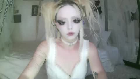 vampire fang  online show from April 8, 2026, 6:08 pm