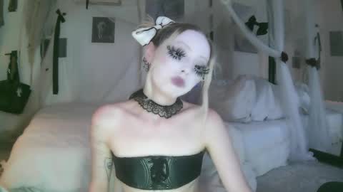 vampire fang  online show from June 6, 2026, 2:16 am