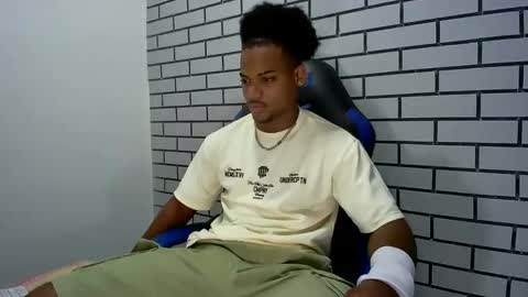 Snapshot of black_dicck chatting on November 17, 2025, 4:40 am tu morenito online show from November 17, 2025, 4:40 am