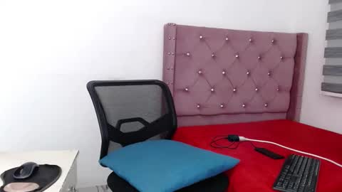 Twtter 1MikeBeckford            Onlyfns beckfordmike online show from December 19, 2025, 2:18 am