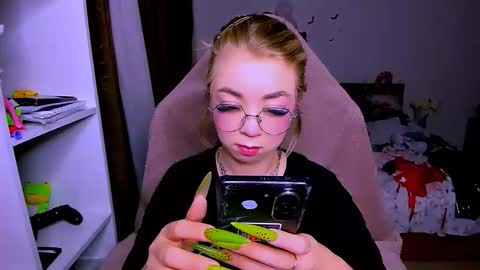 Nicole online show from December 22, 2025, 4:42 am