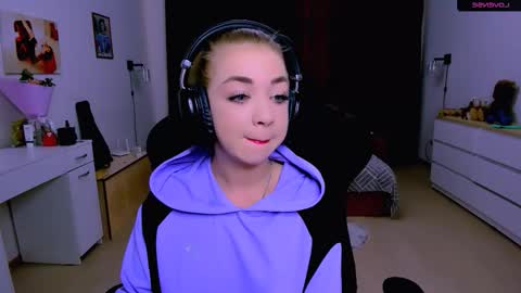 Nicole online show from October 1, 2025, 1:17 pm