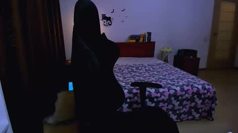 Nicole online show from November 17, 2025, 3:07 pm