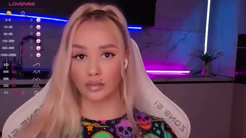 Snapshot of blond_diamond chatting on October 6, 2025, 8:45 am Lana online show from October 6, 2025, 8:45 am