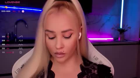 Snapshot of blond_diamond chatting on October 13, 2025, 2:55 am Lana online show from October 13, 2025, 2:55 am