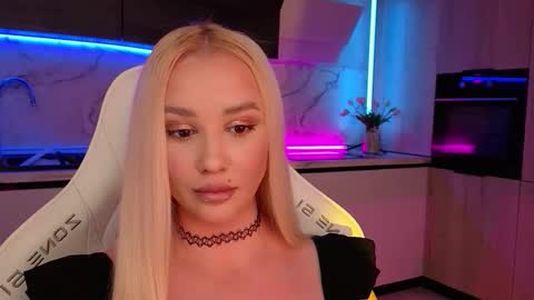 Snapshot of blond_diamond chatting on October 22, 2025, 12:16 pm Lana online show from October 22, 2025, 12:16 pm