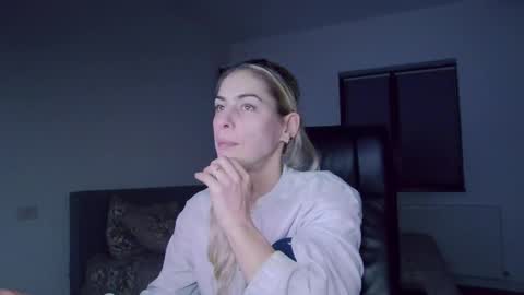 Snapshot of blonde4pasion chatting on December 5, 2024, 8:11 pm blonde4pasion online show from December 5, 2024, 8:11 pm