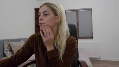 Snapshot of blonde4pasion chatting on December 10, 2024, 6:54 am blonde4pasion online show from December 10, 2024, 6:54 am