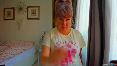 Nicole online show from April 15, 2026, 3:46 am