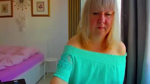 Snapshot of blonde_angel20 chatting on May 2, 2026, 4:17 am Nicole online show from May 2, 2026, 4:17 am