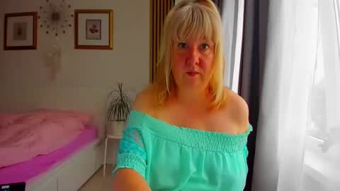 Snapshot of blonde_angel20 chatting on May 21, 2026, 3:35 am Nicole online show from May 21, 2026, 3:35 am