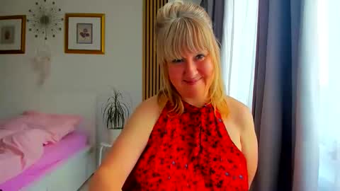 Snapshot of blonde_angel20 chatting on May 27, 2026, 4:15 pm Nicole online show from May 27, 2026, 4:15 pm