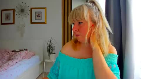 Snapshot of blonde_angel20 chatting on June 8, 2026, 3:45 pm Nicole online show from June 8, 2026, 3:45 pm