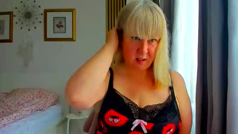 Snapshot of blonde_angel20 chatting on June 11, 2026, 10:24 am Nicole online show from June 11, 2026, 10:24 am
