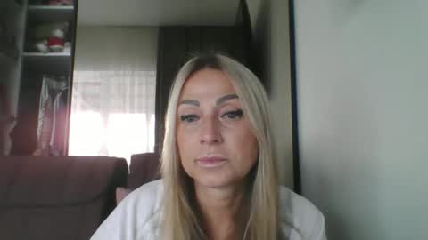 Snapshot of blondkitti chatting on September 26, 2025, 9:35 am Iren online show from September 26, 2025, 9:35 am