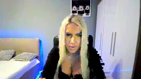 Snapshot of blondleyla chatting on November 6, 2025, 2:18 pm BlondLeyla online show from November 6, 2025, 2:18 pm
