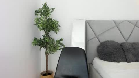 blueeyeslexxxy online show from April 18, 2026, 7:56 am