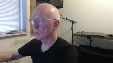 blueeyesn8 online show from October 21, 2025, 8:04 am