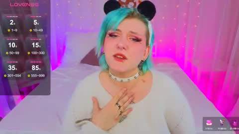 Snapshot of bluelunaray chatting on September 19, 2025, 10:27 am Hi my name is Lunaray online show from September 19, 2025, 10:27 am