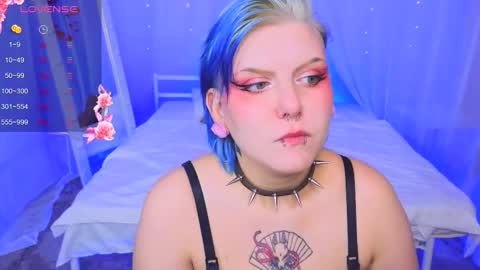 Snapshot of bluelunaray chatting on September 24, 2025, 11:02 am Hi my name is Lunaray online show from September 24, 2025, 11:02 am