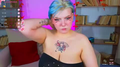 Snapshot of bluelunaray chatting on September 28, 2025, 10:42 am Hi my name is Lunaray online show from September 28, 2025, 10:42 am