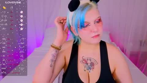 Snapshot of bluelunaray chatting on September 30, 2025, 11:37 am Hi my name is Lunaray online show from September 30, 2025, 11:37 am