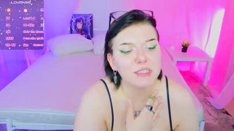 Snapshot of bluelunaray chatting on November 9, 2025, 11:08 am Hi my name is Lunaray online show from November 9, 2025, 11:08 am