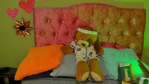 Snapshot of blueviolette chatting on November 2, 2025, 6:43 pm Violette 3 online show from November 2, 2025, 6:43 pm