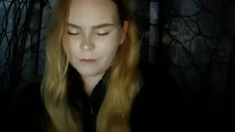 blushing_star online show from November 19, 2025, 12:16 pm