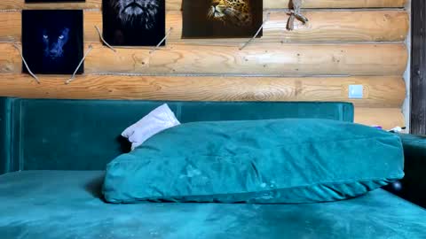 Nail and Olivia online show from December 3, 2025, 10:57 am