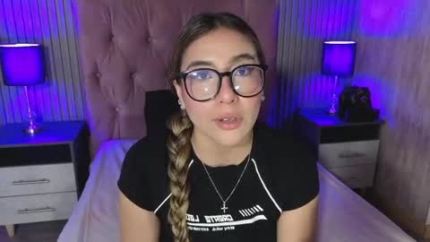 bonnali_lune online show from May 11, 2026, 11:02 pm