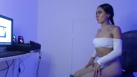 Bonnie online show from November 25, 2025, 1:33 pm